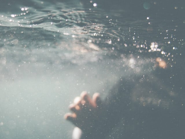 How do you recognize when someone is drowning?